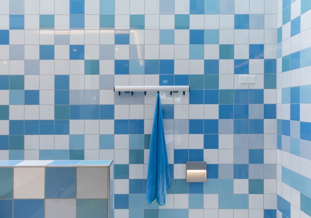 Bathroom with blue wall tile by Mosa.